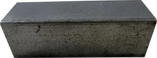 Wolkenelement aus Metall mit rechteckiger Form. Die Oberfläche zeigt eine gleichmäßige Struktur ohne erkennbare Beschriftungen oder Markenlogos.
